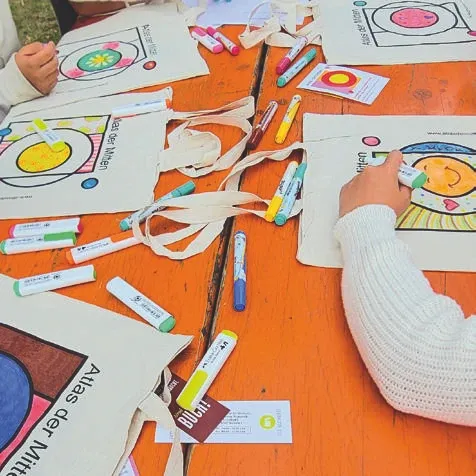 Weitere Taschenmotive des Atlas der Mitten – Projektfoto aus dem Heft 2025