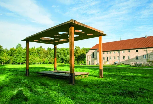 Himmelstisch — Gesamtansicht mit Liegefläche darunter