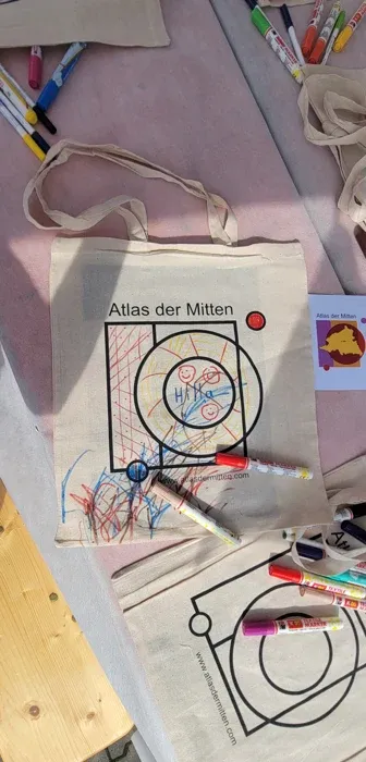 Bunte Ideen auf den Taschen am Maltisch