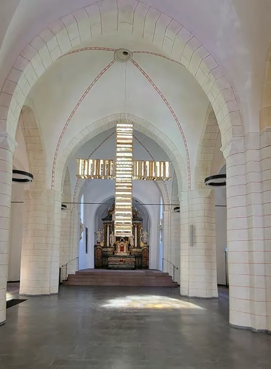 Leuchtendes Kreuz aus Holzkisten in St. Alexander, Schmallenberg